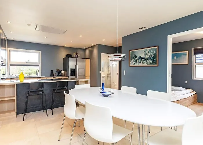 8 Person In Skagen-by Traum